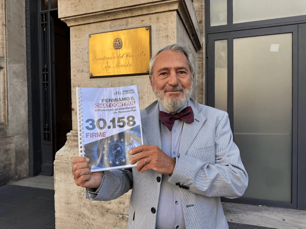 Chat Control. Pro Vita consegna 30mila firme a ministro Foti: «No alla sorveglianza di massa» 1